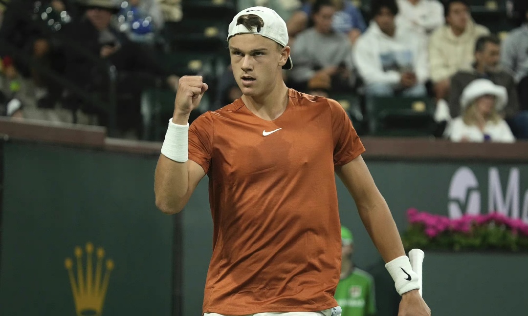 合抱至胸前 合抱至胸前